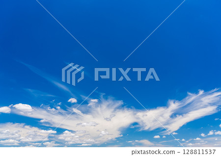 燦爛的夏日的天空 燦爛的夏日的天空 128811537