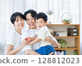 一家人在客廳休息。 128812023