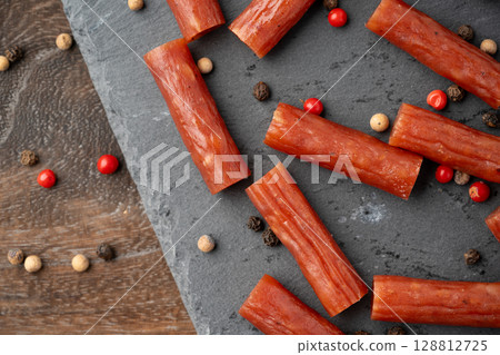 乾香腸（karpas）與各種香料的特寫 128812725