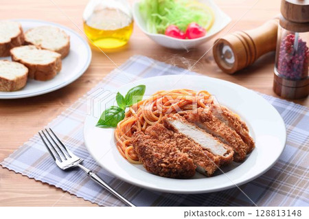 Freshly cooked and piping hot! Western-style lunch of pork cutlet Neapolitan Freshly cooked and piping hot! Western-style lunch of pork cutlet Neapolitan 128813148
