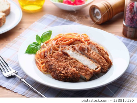 Freshly cooked and piping hot! Western-style lunch of pork cutlet Neapolitan Freshly cooked and piping hot! Western-style lunch of pork cutlet Neapolitan 128813150