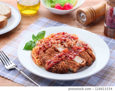 Freshly cooked and piping hot! Western-style lunch of pork cutlet Neapolitan Freshly cooked and piping hot! Western-style lunch of pork cutlet Neapolitan 128813154