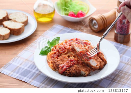 新鮮出爐，熱氣騰騰！那不勒斯風味豬排西式午餐 128813157