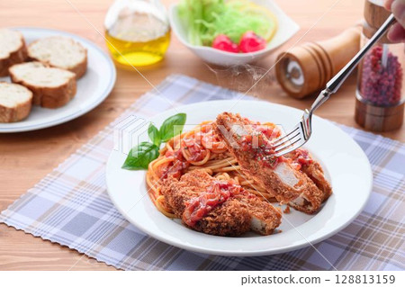 新鮮出爐,熱氣騰騰!那不勒斯風味豬排西式午餐 新鮮出爐,熱氣騰騰!那不勒斯風味豬排西式午餐 128813159