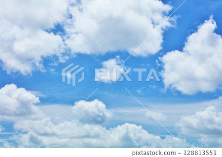 夏天藍天和雲彩 夏天藍天和雲彩 128813551