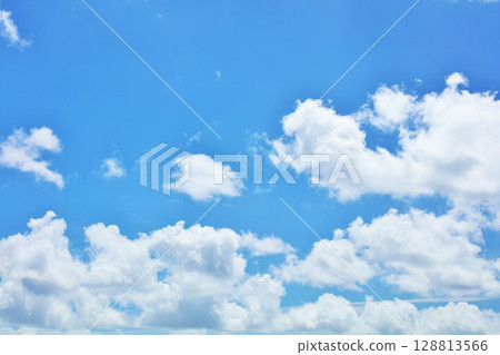 夏天藍天和雲彩 夏天藍天和雲彩 128813566
