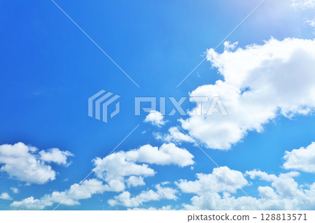 夏天藍天和雲彩 128813571