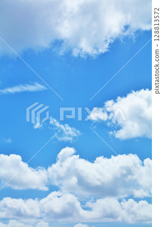 夏天藍天和雲彩 128813572