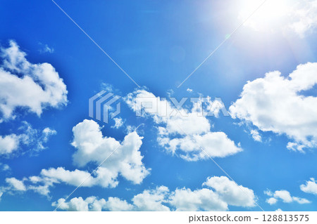夏天藍天和雲彩 夏天藍天和雲彩 128813575