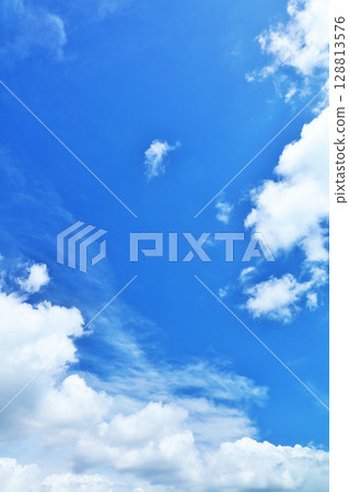 夏天藍天和雲彩 夏天藍天和雲彩 128813576