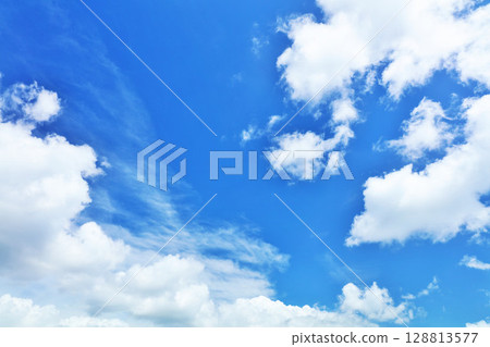 夏天藍天和雲彩 夏天藍天和雲彩 128813577