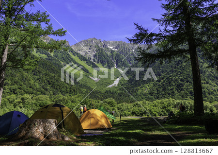 Enjoy the spectacular outdoor experience at Konashidaira Campground in Kamikochi in summer 128813667
