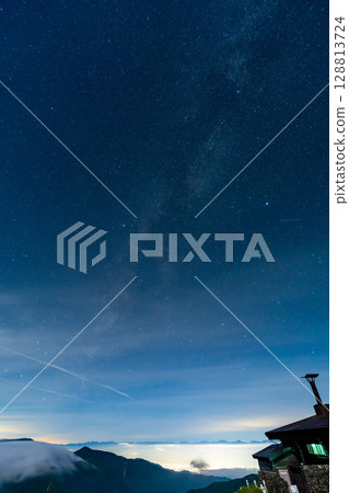 (Nagano Prefecture) Starry sky seen from the sunset point of Shiga Kogen and Yokoteyama in summer 128813724