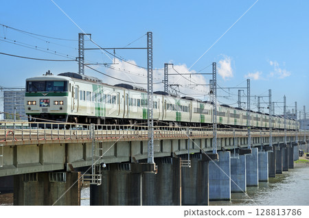 東海道本線茅崎～平塚 JR東日本185號A5列車（大宮） 舞子號 128813786