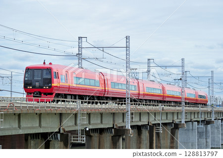 Tokaido Line Chigasaki-Hiratsuka JR East 253 series 1000 series OM-N02 train (Omiya) out of service Tokaido Line Chigasaki-Hiratsuka JR East 253 series 1000 series OM-N02 train (Omiya) out of service 128813797