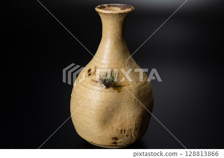 Kise Seto sake bottle | Warm and inviting Mino ware sake vessel Kise Seto sake bottle | Warm and inviting Mino ware sake vessel 128813866