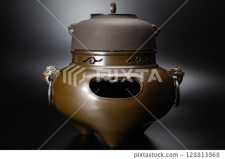 Sand-plated copper cut-out demon-faced brazier and flat round kettle | Tea ceremony utensils 128813868
