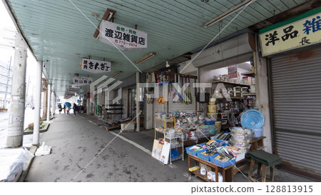 old corner shop is opened in Shinmachi Street or so called Shinmachi-dori. it is the main shopping street in Aomori. 128813915