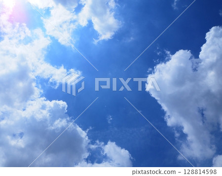 強烈的陽光和夏季的雲層 128814598