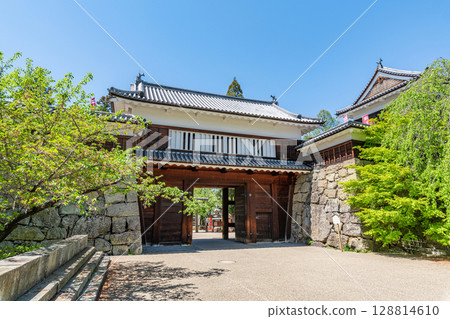 長野縣上田市：晴天的上田城東門和真田石 128814610