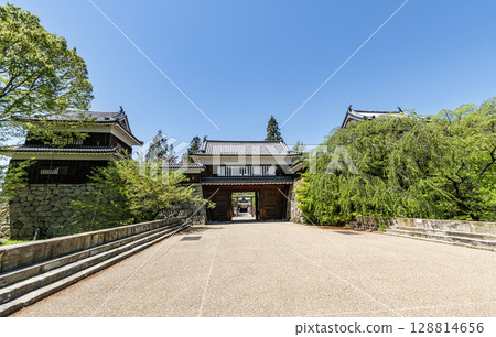 長野縣上田市：晴天的上田城東門樓門 128814656