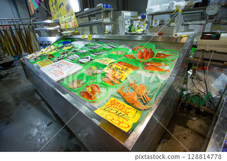 fish and crab are on sale in Tore Tore market. 128814778