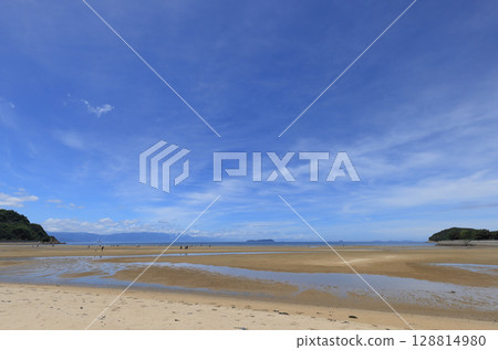 盛夏時節，從父濱海灘望去，伊吹島是一座漂浮在火內灘上的沙丁魚乾島。 128814980