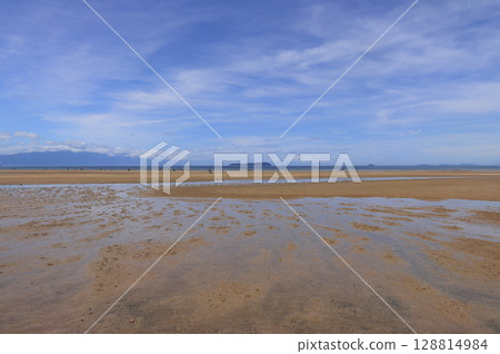 View of Ibukijima, an island of dried sardines floating in the Hiuchi Nada Sea, from Chichigahama Beach in midsummer View of Ibukijima, an island of dried sardines floating in the Hiuchi Nada Sea, from Chichigahama Beach in midsummer 128814984