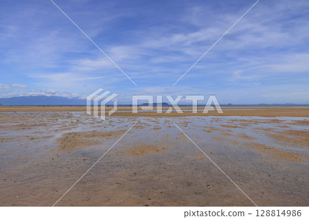 盛夏時節,從父濱海灘望去,伊吹島是一座漂浮在火內灘上的沙丁魚乾島。 盛夏時節,從父濱海灘望去,伊吹島是一座漂浮在火內灘上的沙丁魚乾島。 128814986