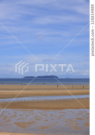 View of Ibukijima, an island of dried sardines floating in the Hiuchi Nada Sea, from Chichigahama Beach in midsummer 128814989