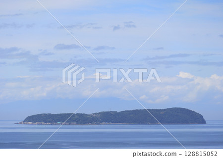 Ibuki Island in Kan'onji City, floating in the Hiuchi Nada Sea in midsummer (from the Soho exit of the Shippozan Tunnel) 128815052