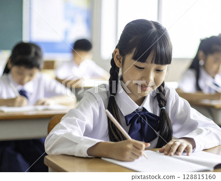 專心學習的女小學生（日語）：教室裡認真學習的場景 128815160
