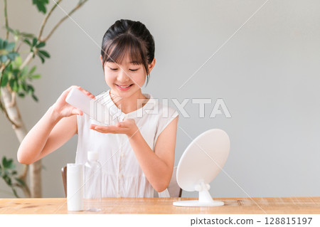 用乳液進行皮膚護理,美容,兒童護理皮膚,女孩,小學生,國中生,高中生 用乳液進行皮膚護理,美容,兒童護理皮膚,女孩,小學生,國中生,高中生 128815197