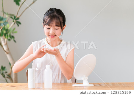 用乳液進行皮膚護理,美容,兒童護理皮膚,女孩,小學生,國中生,高中生 用乳液進行皮膚護理,美容,兒童護理皮膚,女孩,小學生,國中生,高中生 128815199
