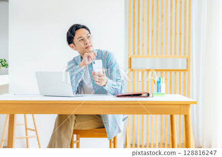 Men working in telework 128816247