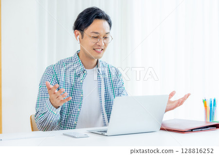 遠距工作的年輕人線上會議 128816252