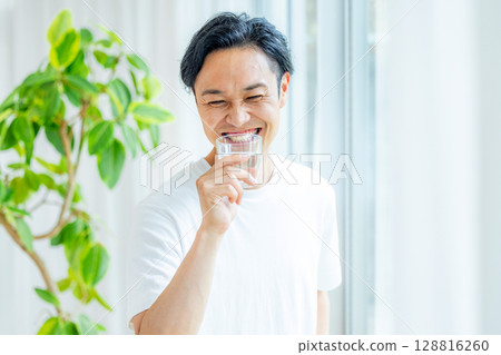 中年男子喝水 128816260