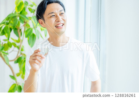 Middle-aged men drinking water 128816261