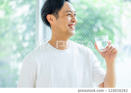 中年男子喝水 128816262