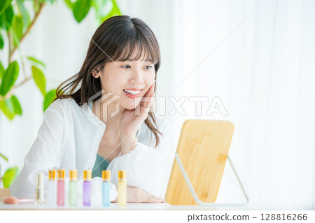 一名年輕女子正在做皮膚護理 128816266