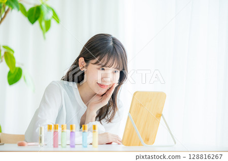 一名年輕女子正在做皮膚護理 128816267