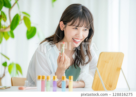 一位化妝的年輕女士 128816275