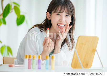 一位化妝的年輕女士 128816276