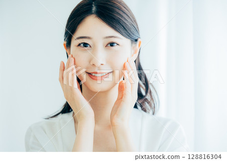 Middle-aged woman doing skin care 128816304