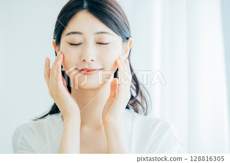 Middle-aged woman doing skin care 128816305