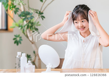 Children, girls, elementary school students, junior high school students, high school students, washing their hair and drying it with a towel 128816366