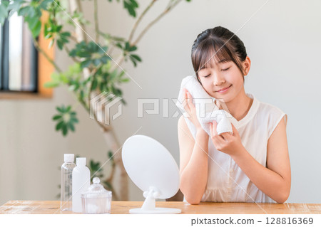 Children, girls, elementary school students, junior high school students, high school students, washing their faces, cleansing, treating acne and drying with towels 128816369