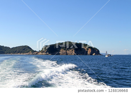 從船上看到的友島與尾流 從船上看到的友島與尾流 128816668