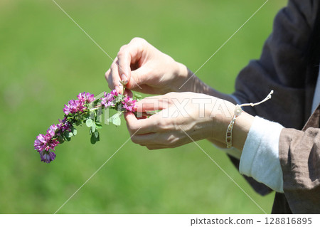 Woman making a flower crown 128816895