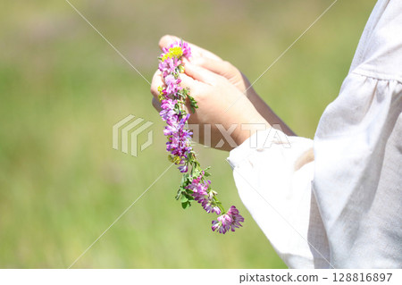 製作花冠的女人 128816897